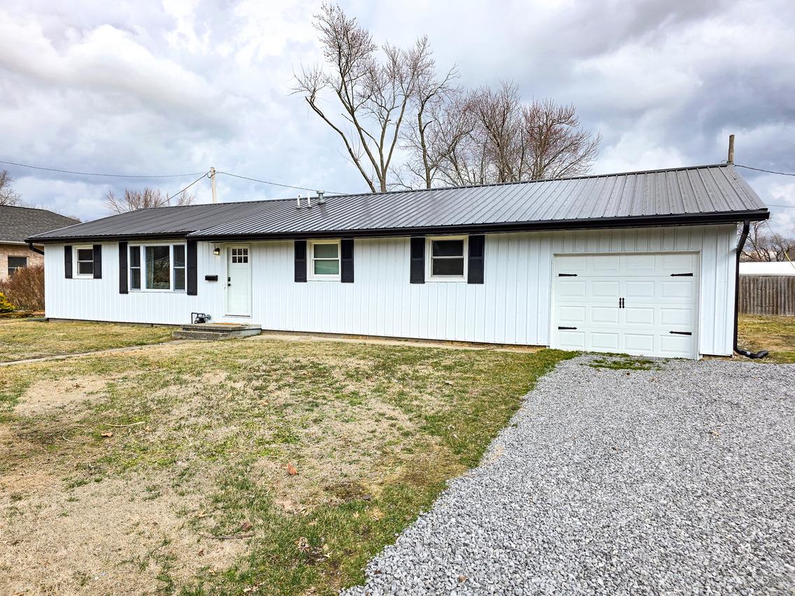 306 Bible St., Flora, IL 62839