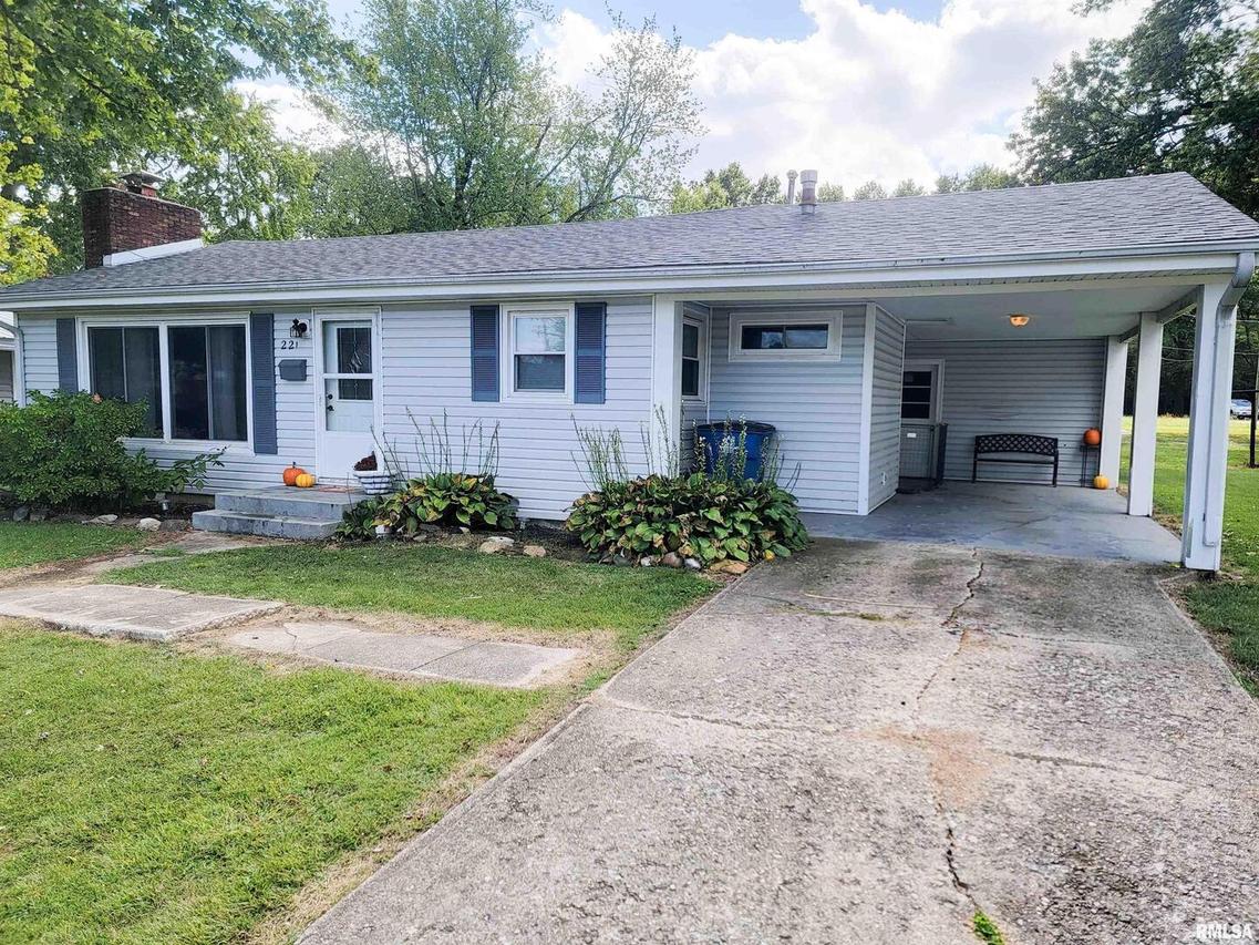 221 Hickory St., Flora, IL 62839