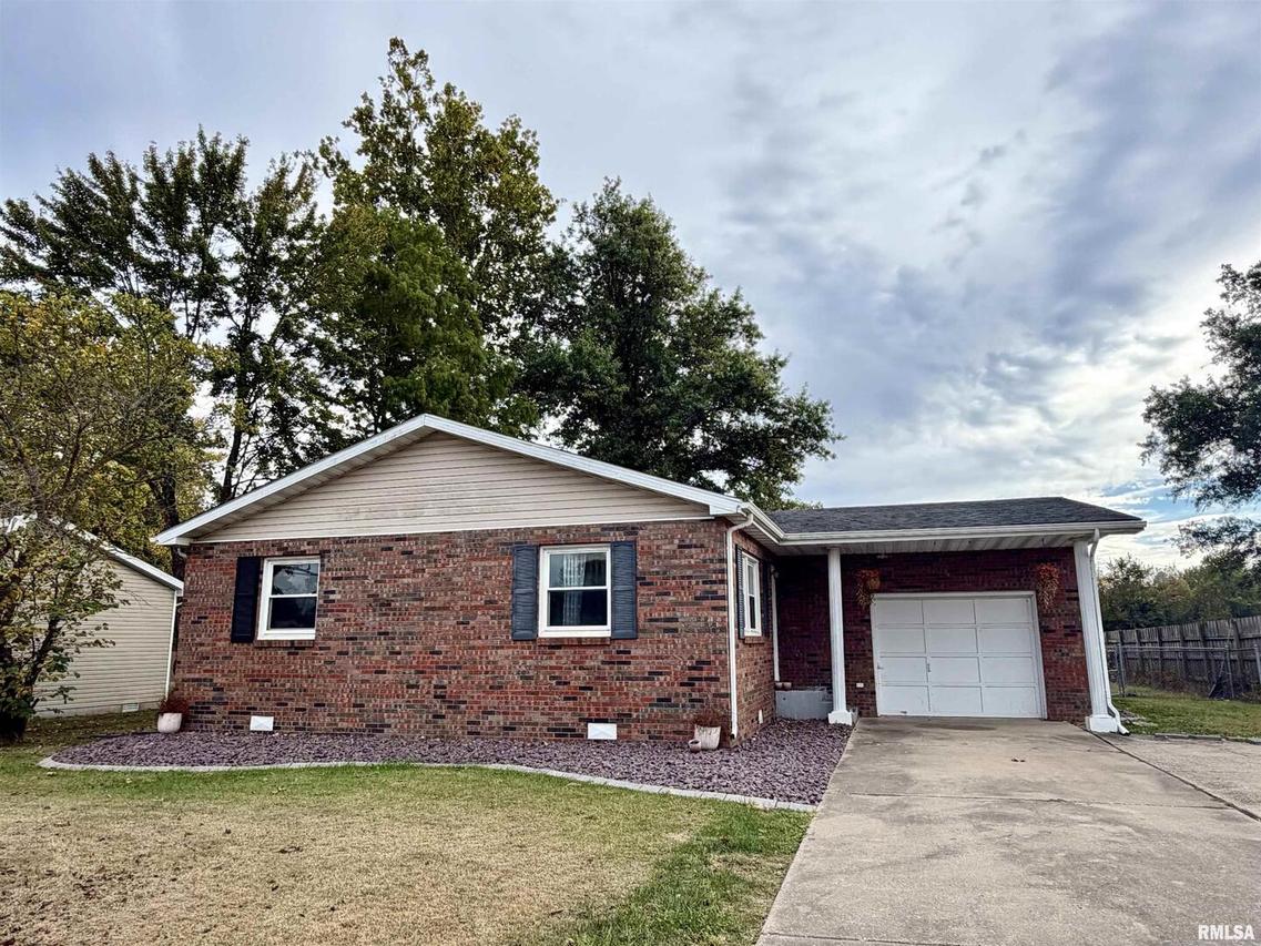 11 Edgebrook, Centralia, IL 62801