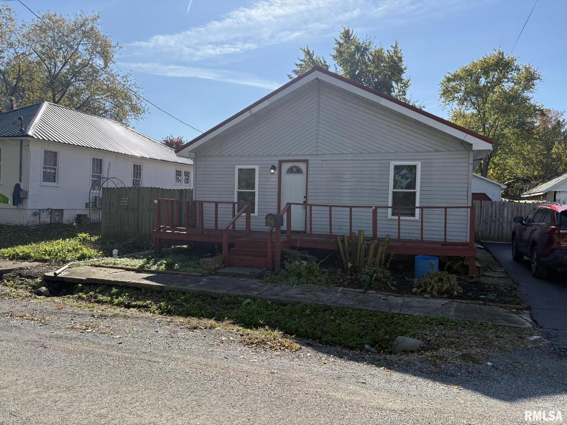 812 W Lindell St., West Frankfort, IL 62896