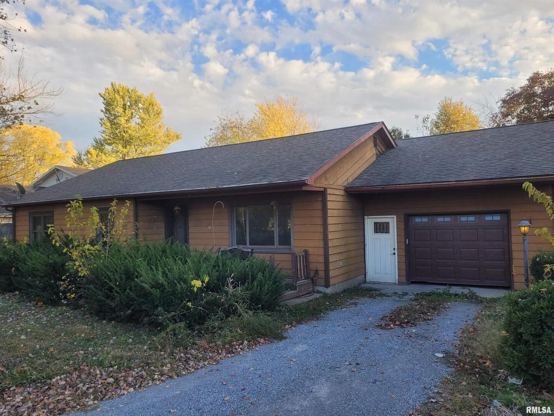 385 W 3rd St., Bonnie, IL 62816