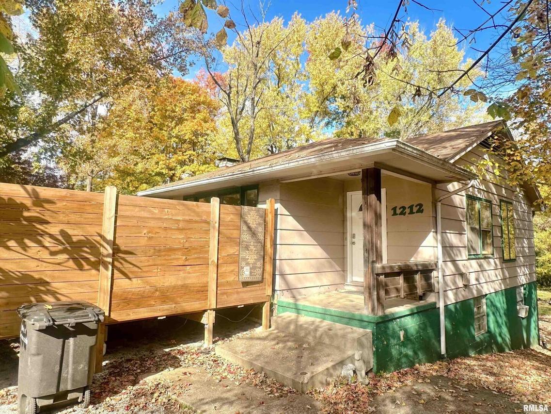 1212 W Schwartz St., Carbondale, IL 62901