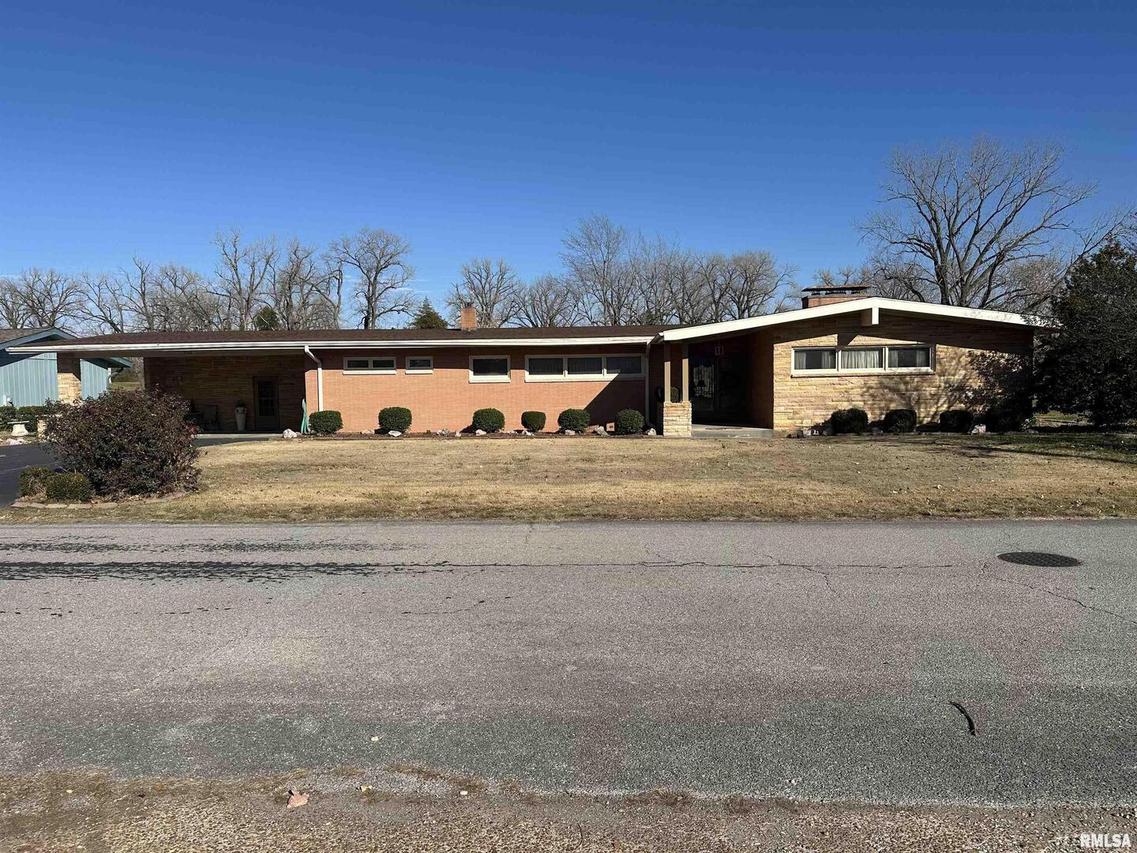 944 S Lake Dr., Duquoin, IL 62832