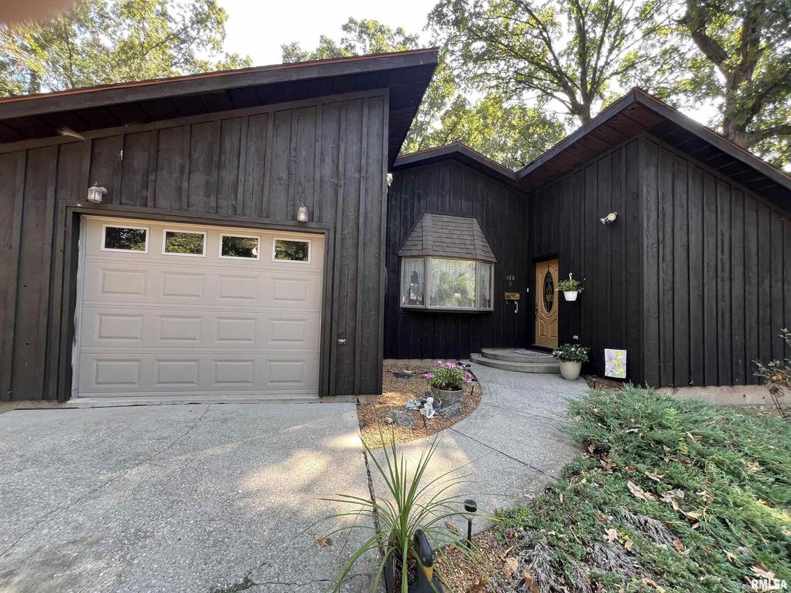 420 N 9th St., Benton, IL 62812