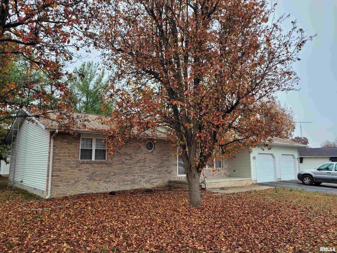 469 E Main St., Radom, IL 62876