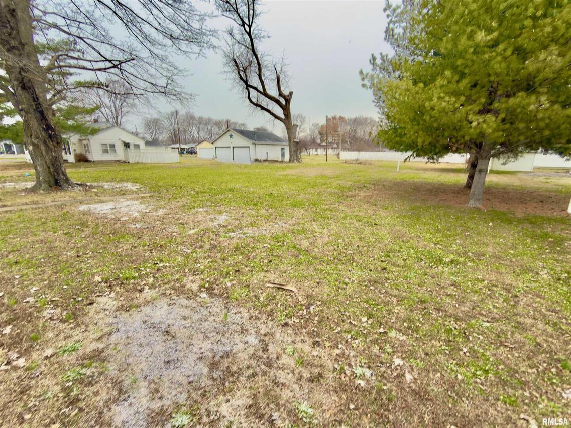 901 E 3rd St., Flora, IL 62839