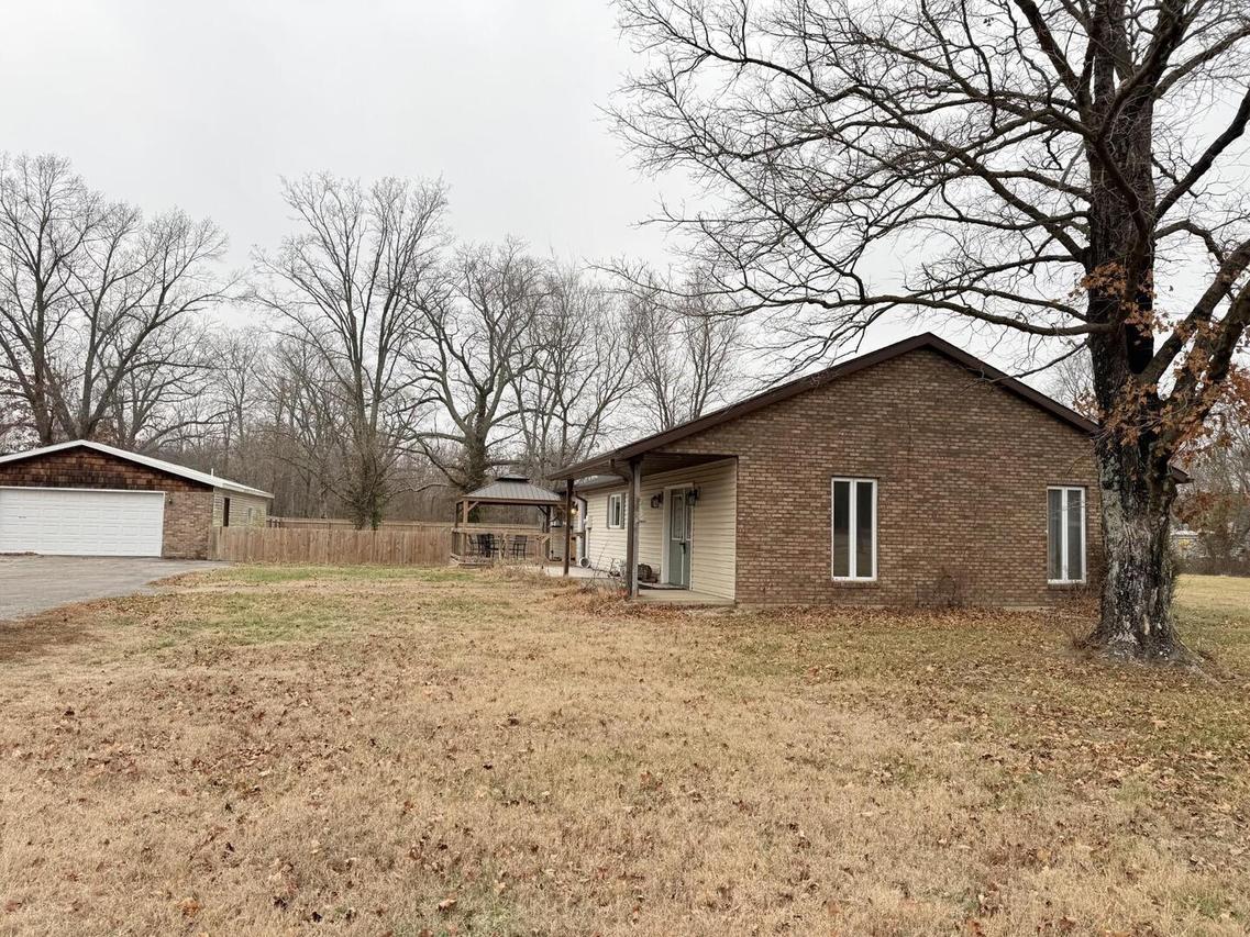 2407 Selmaville Rd., Salem, IL 62881