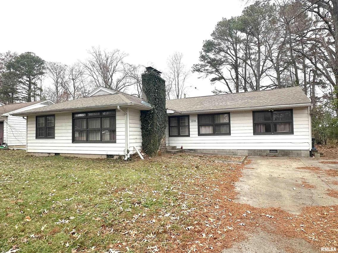 1206 W Chautauqua St., Carbondale, IL 62901