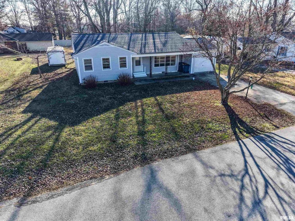 110 Hickory St., Flora, IL 62839