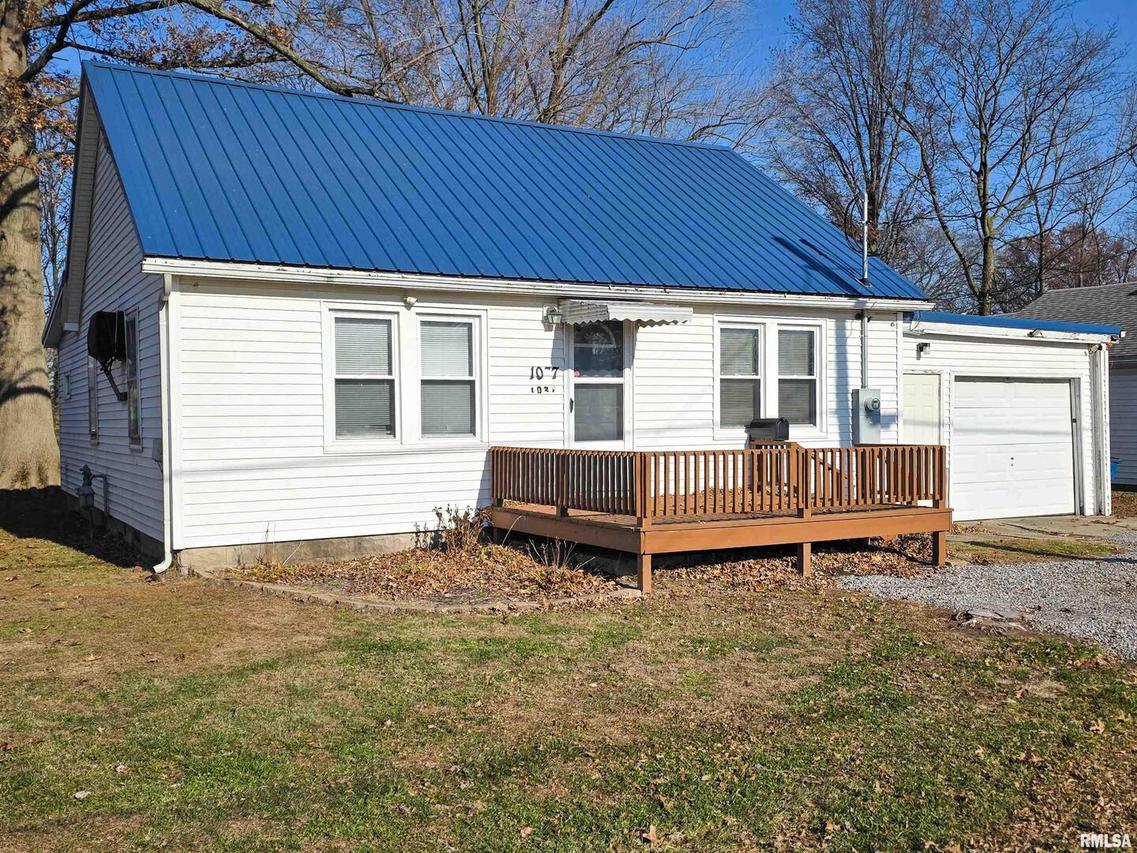 1037 E 3rd St., Flora, IL 62839