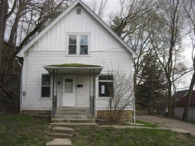 13 Walnut St., Savanna, IL 61074