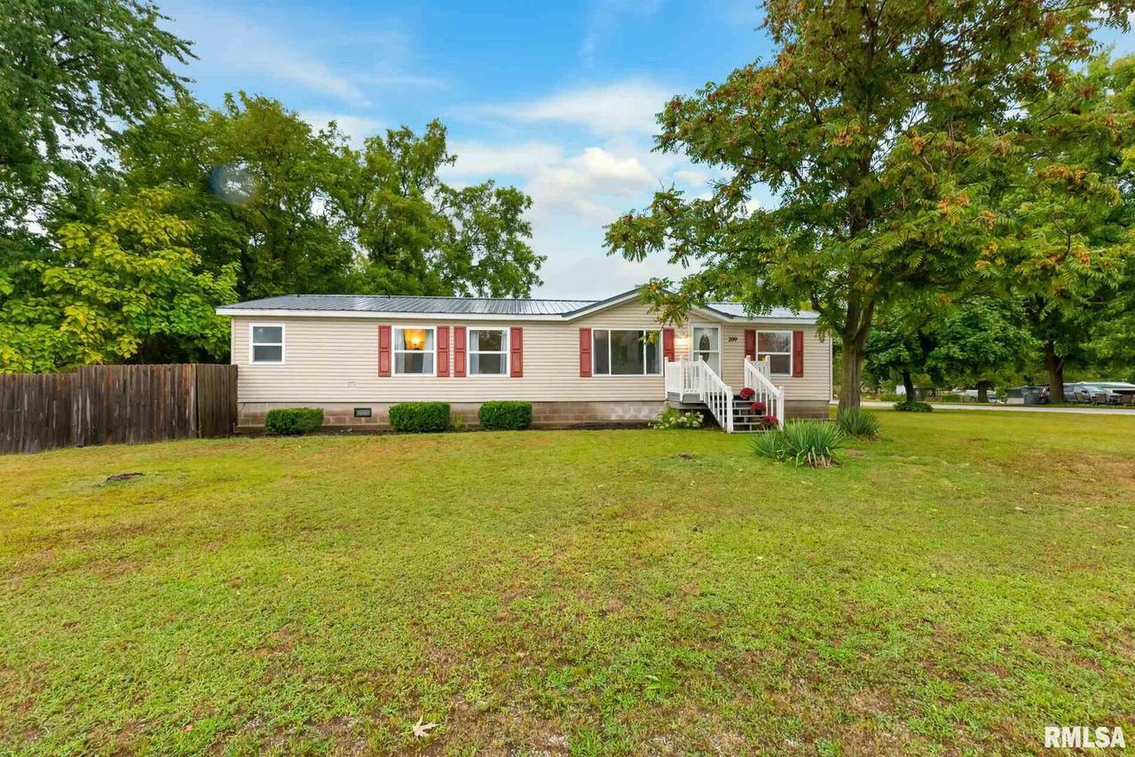 209 Franklin St., New Boston, IL 61272