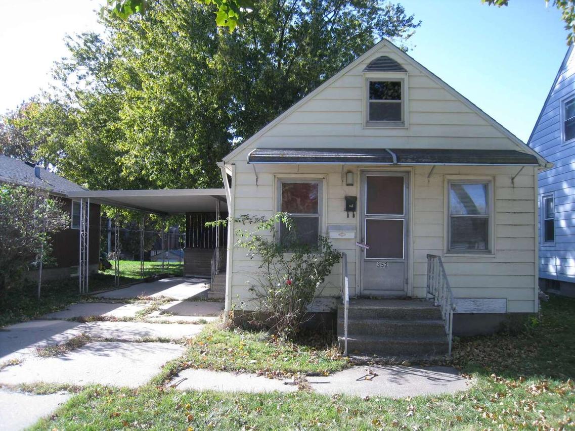 352 16th St., Silvis, IL 61282