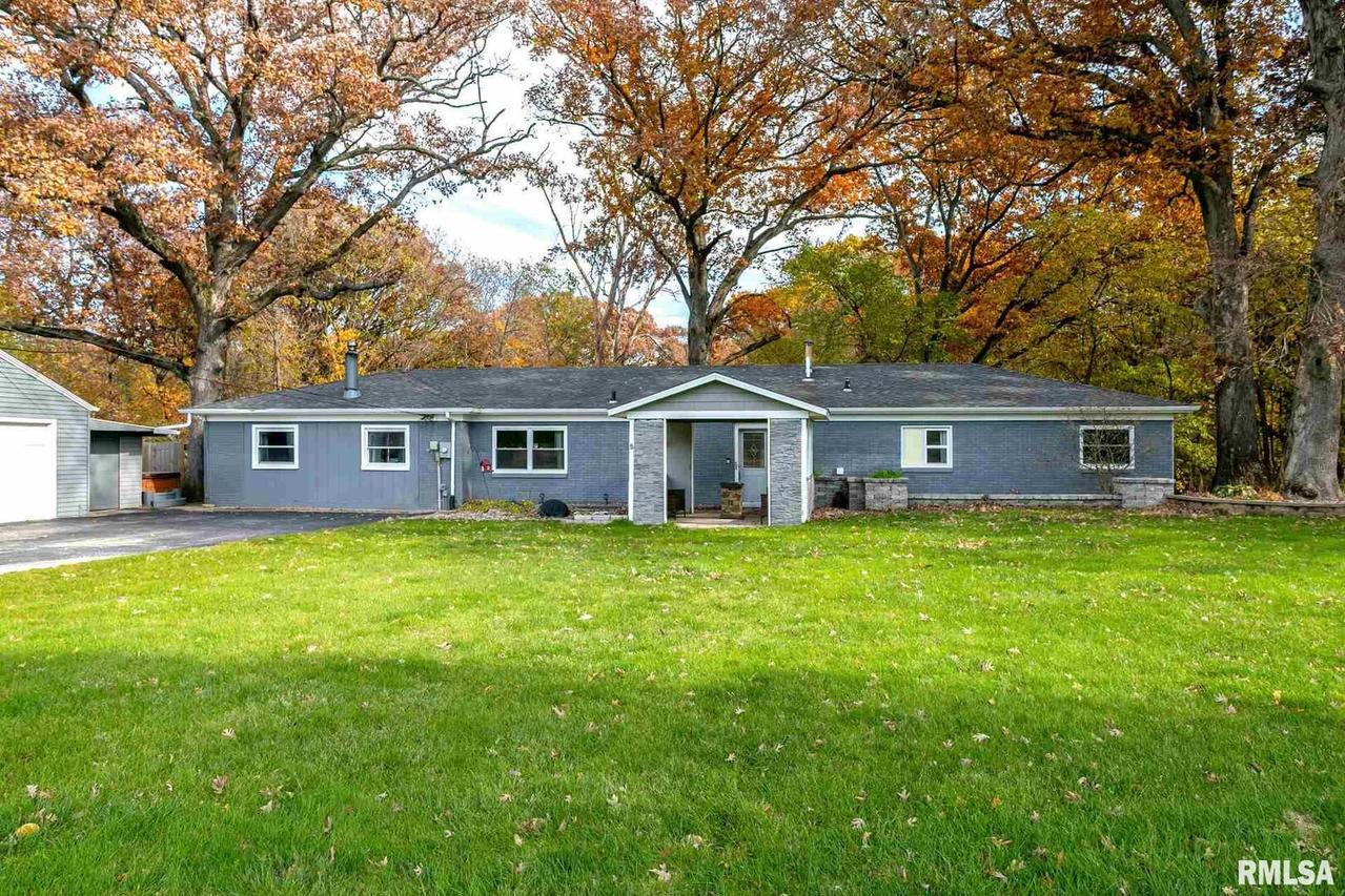 2305 Merry Oaks Ln., East Moline, IL 61244