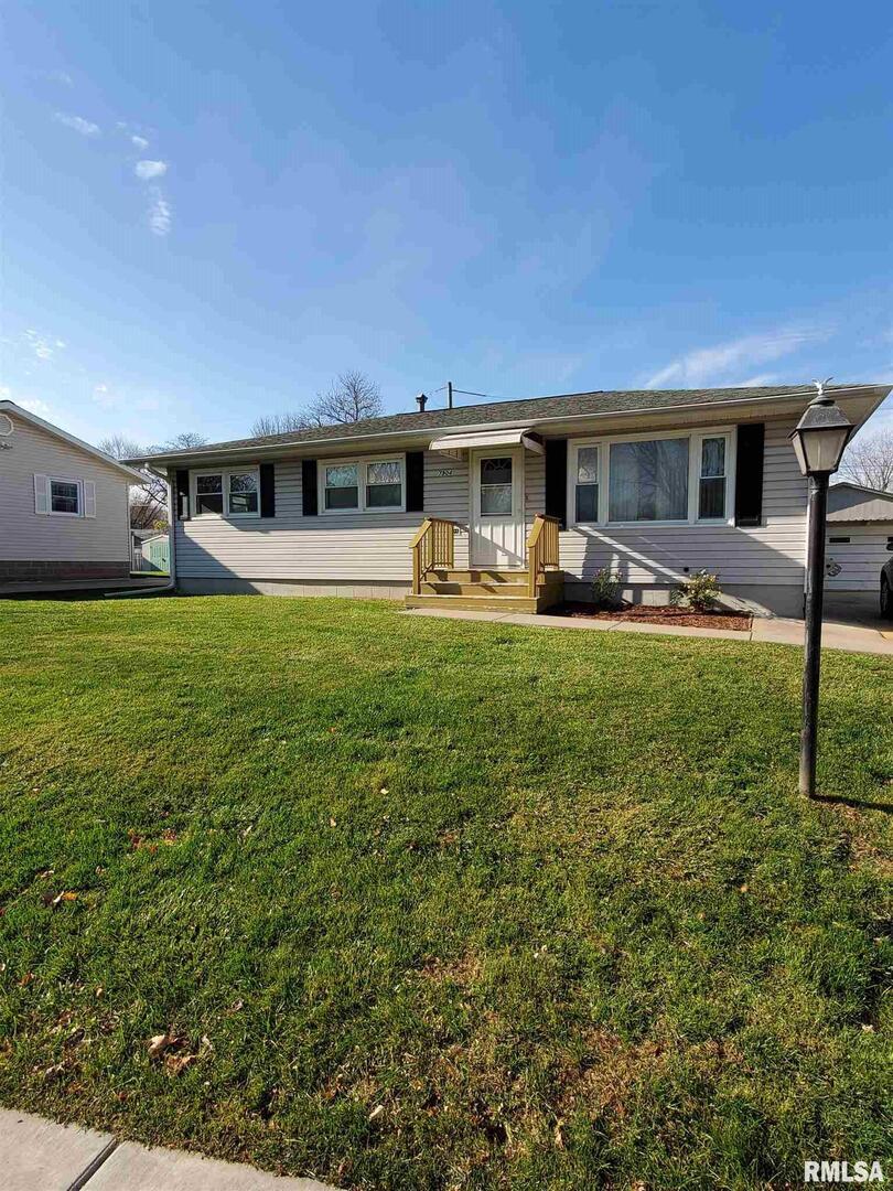 7904 8th St., Rock Island, IL 61201