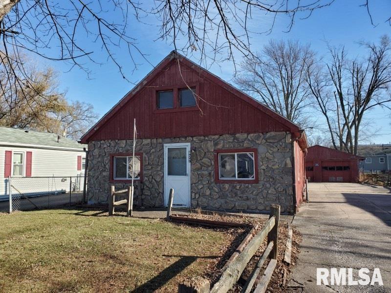 827 W 10th St., Milan, IL 61264