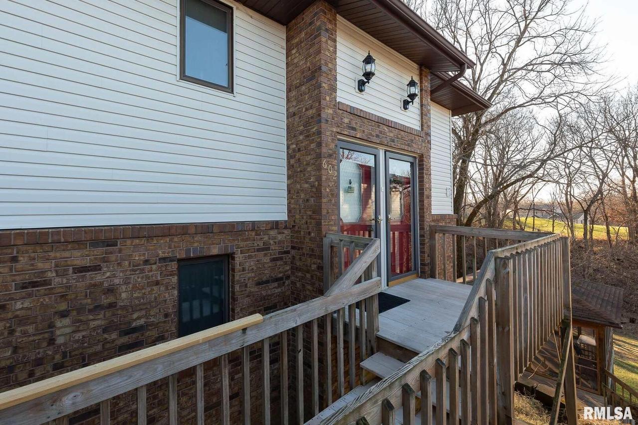 8504 Ridgewood Rd., Rock Island, IL 61201