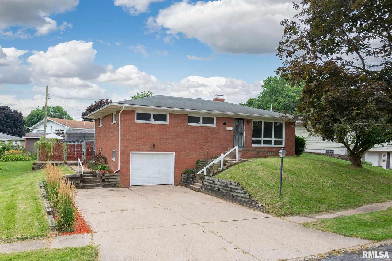 1226 Hilltop Dr., Milan, IL 61264