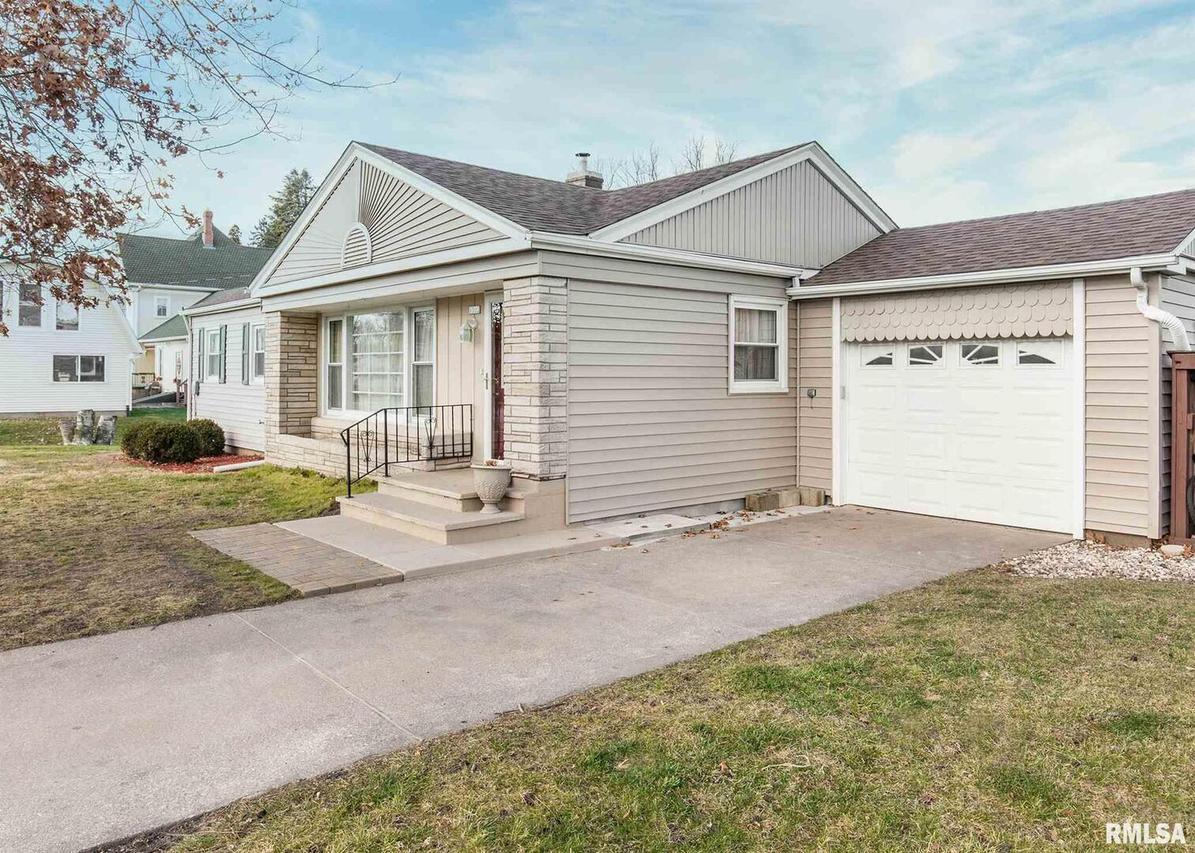 1303 13th Ave., Viola, IL 61486