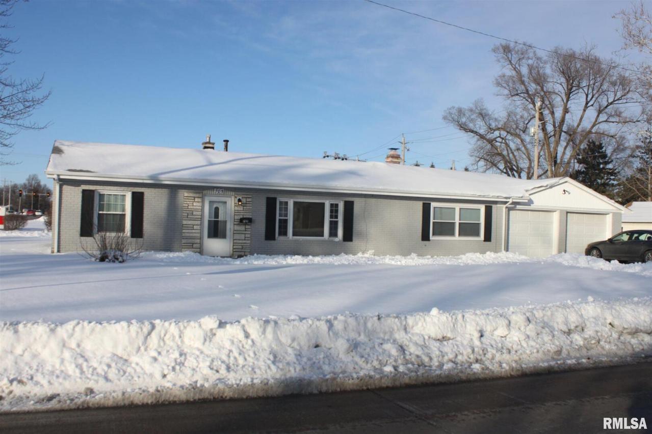 705 Oaklawn Ave., East Moline, IL 61244