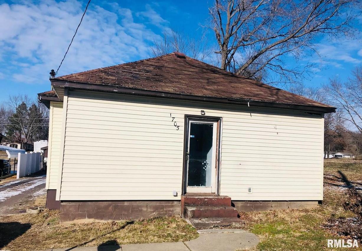 1705 E Poplar St., West Frankfort, IL 62896