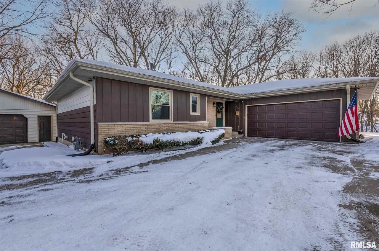 824 21st Ave., Moline, IL 61265