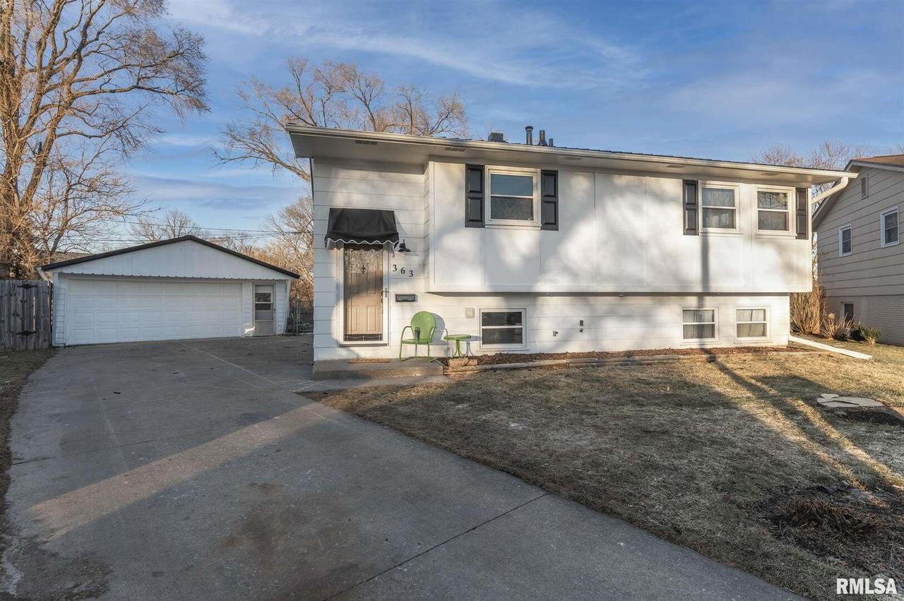 363 33rd Avenue Ct., East Moline, IL 61244