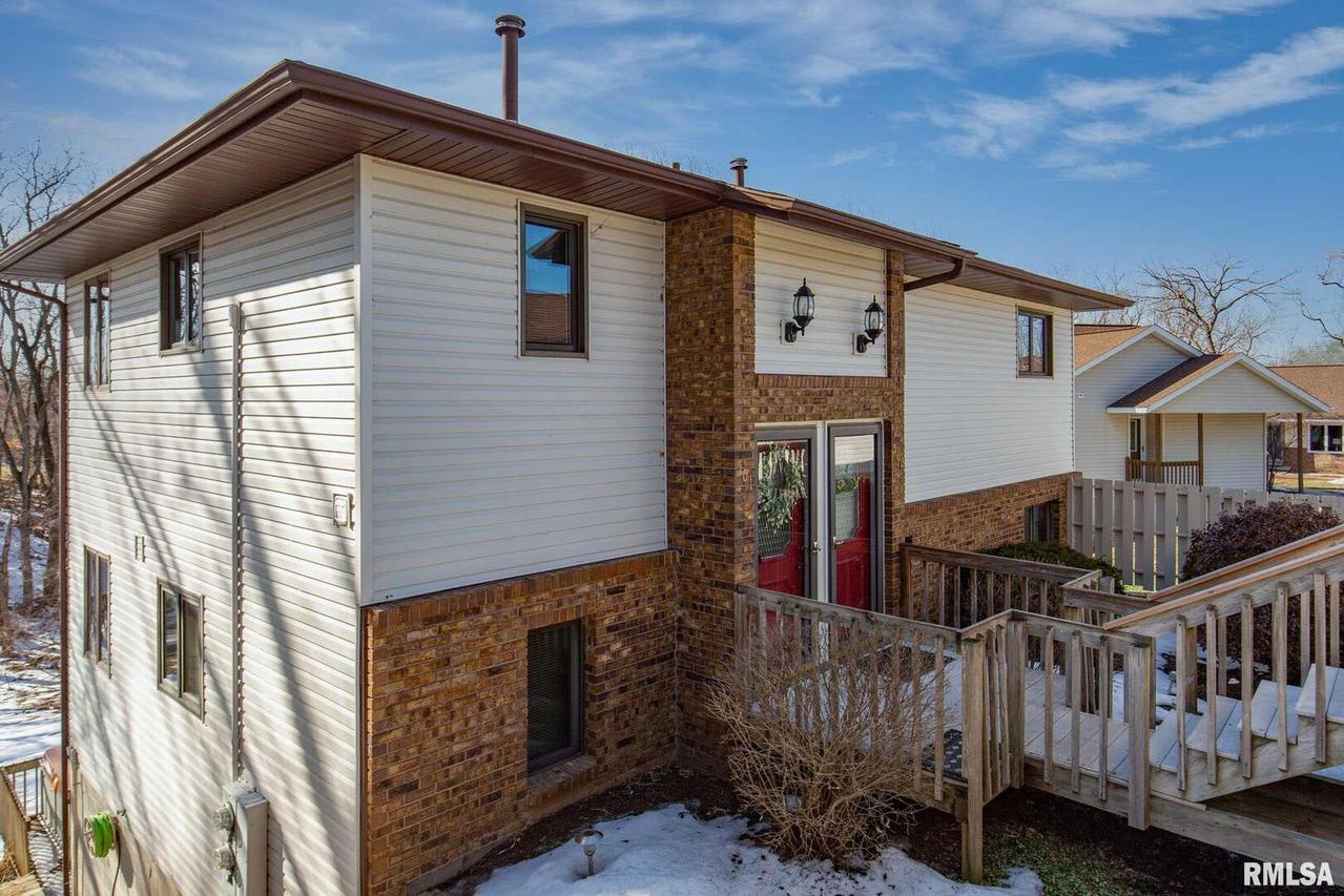 8504 Ridgewood Rd., Rock Island, IL 61201