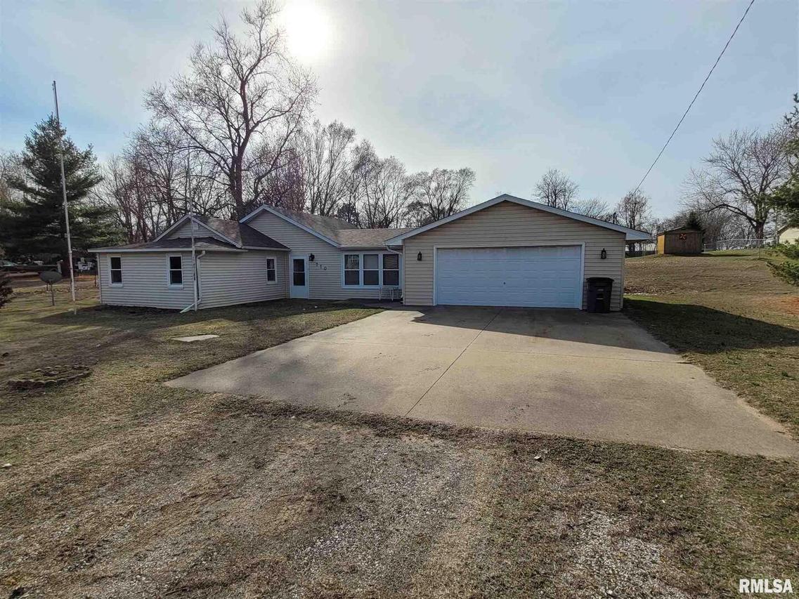710 4th St., New Boston, IL 61272