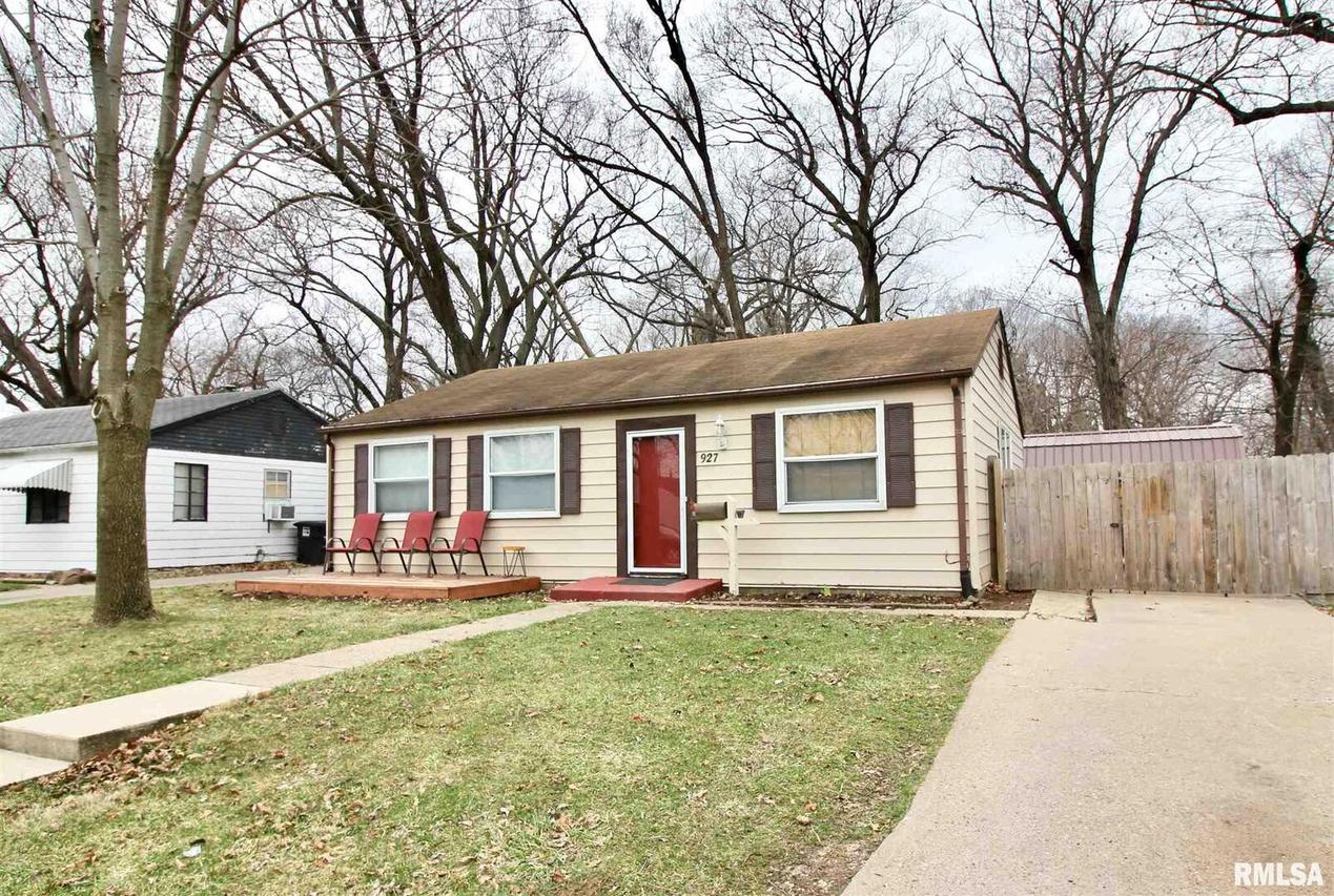 927 40th Street Ct., Moline, IL 61265