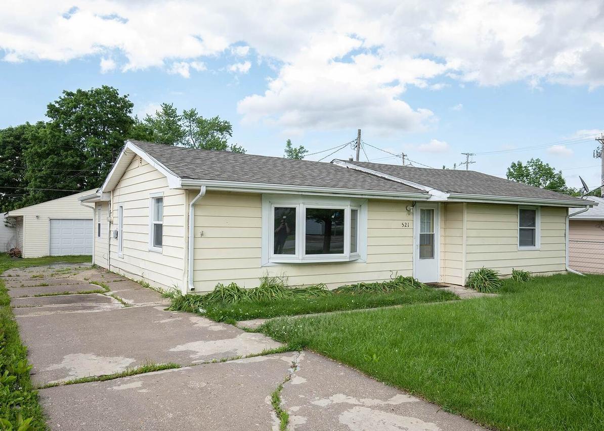 521 14th Ave., Silvis, IL 61282