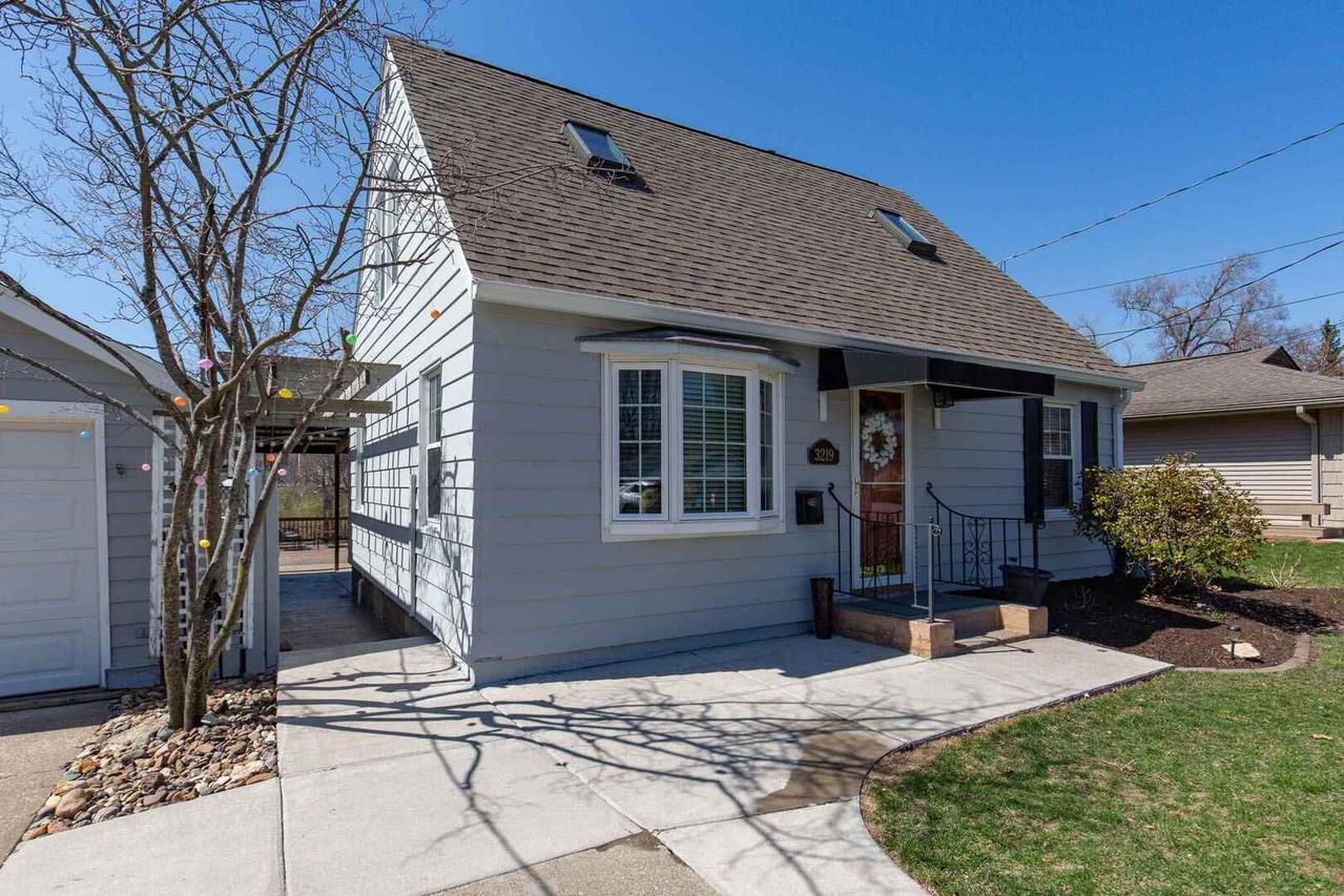 3219 9th St., Moline, IL 61265