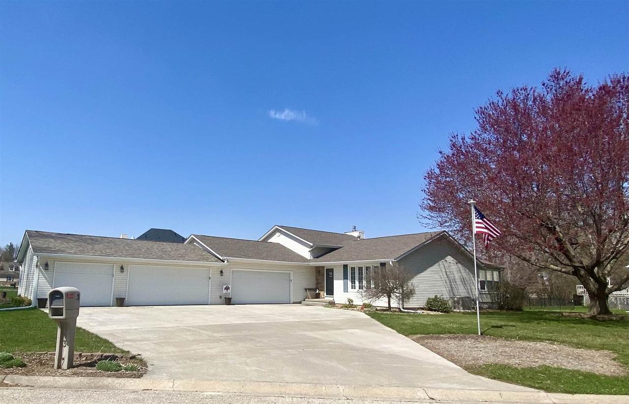 3 Oakwood Ct., Coal Valley, IL 61240