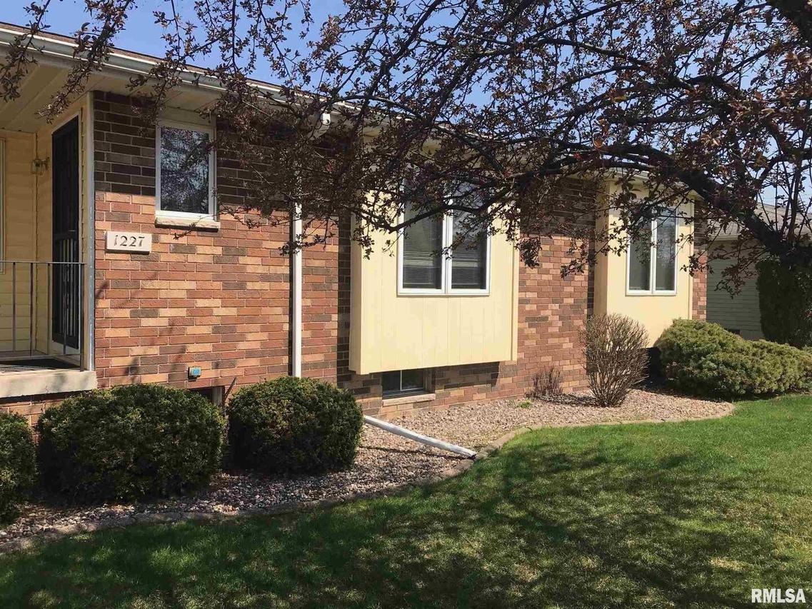 1227 47th Avenue Ct., East Moline, IL 61244