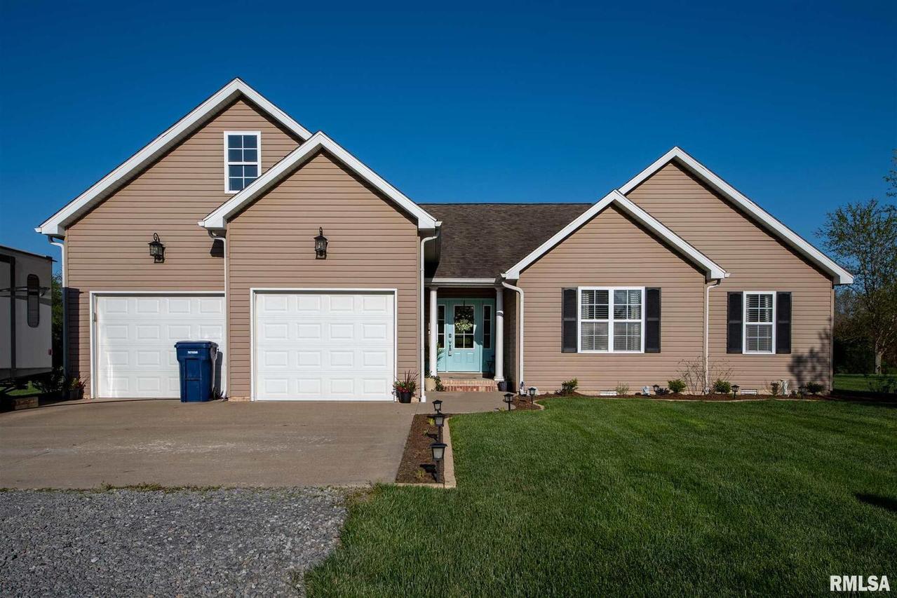 15184 Rue Belle Ln., Johnston City, IL 62951