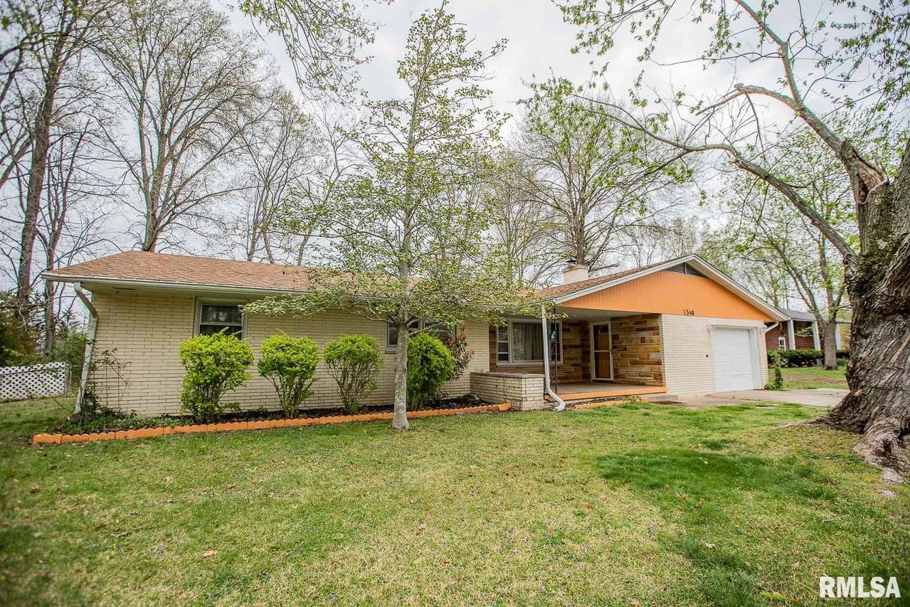 1540 E Gary Dr., Carbondale, IL 62902