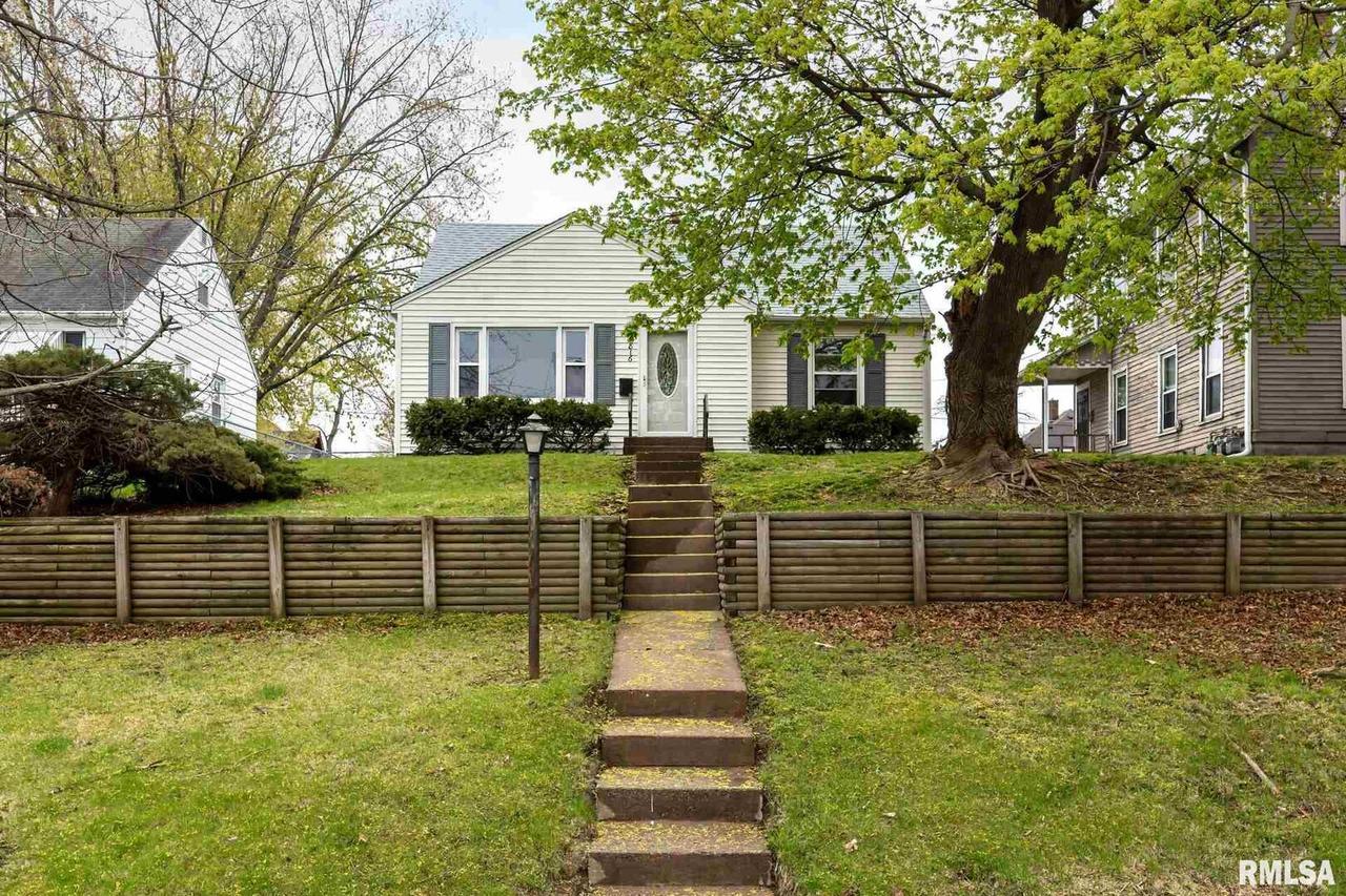 1816 11th Ave., Moline, IL 61265