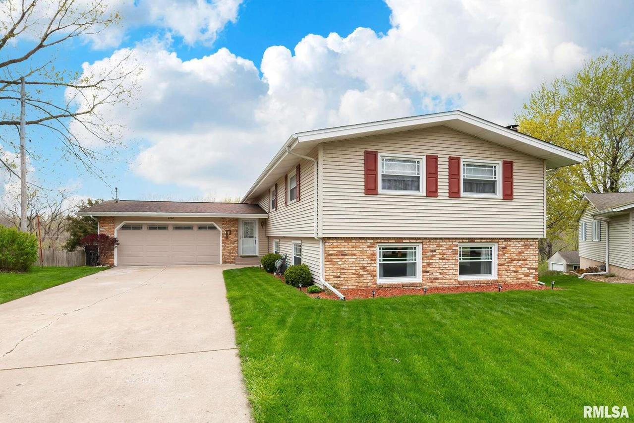 9008 34th Street Ct., Rock Island, IL 61201