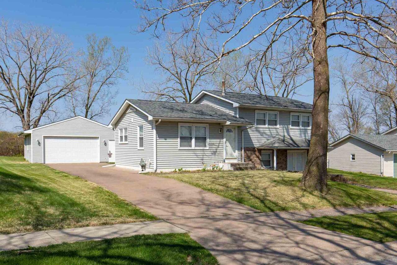 8106 W 10th St., Rock Island, IL 61201