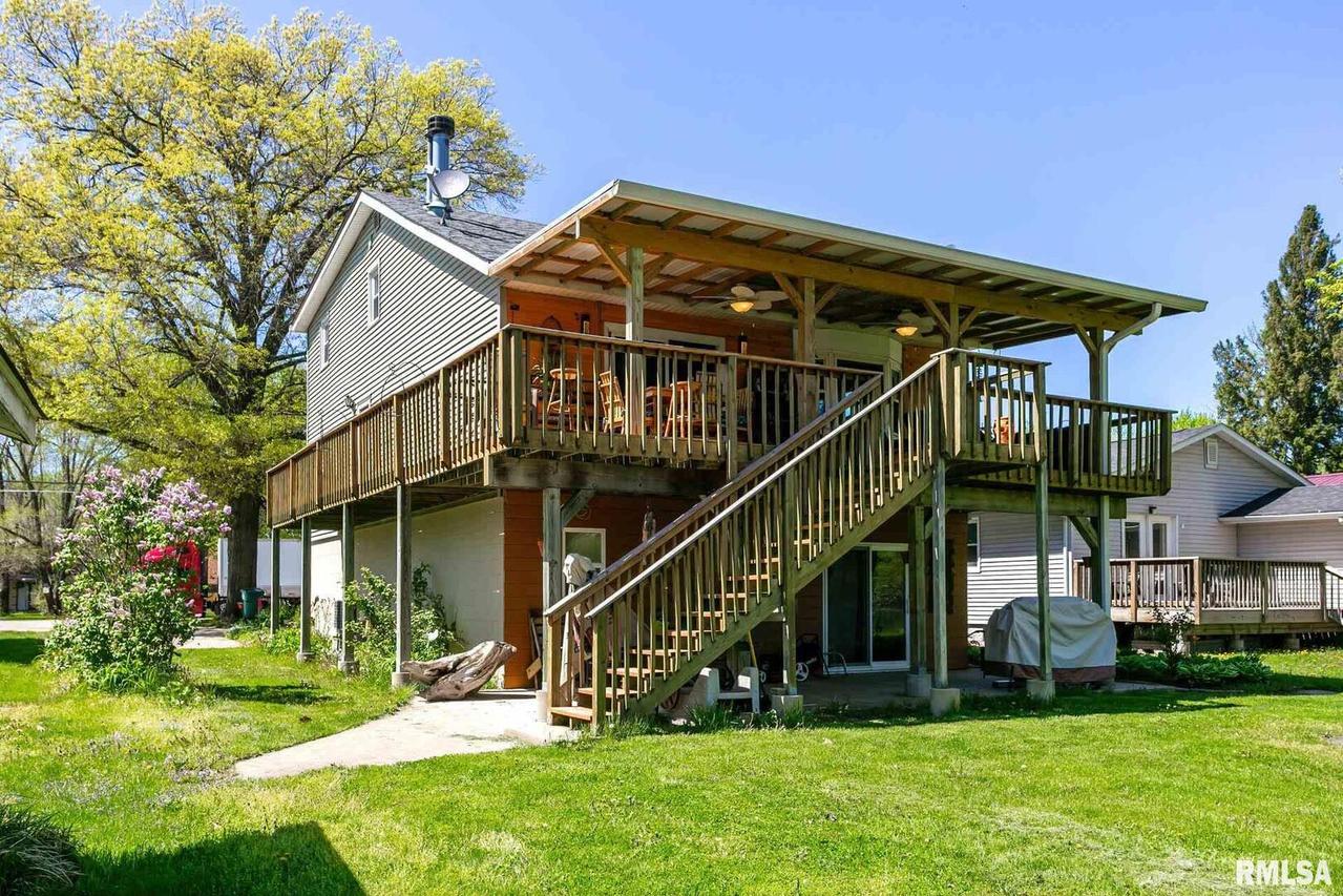 112 Island Ave., East Moline, IL 61244