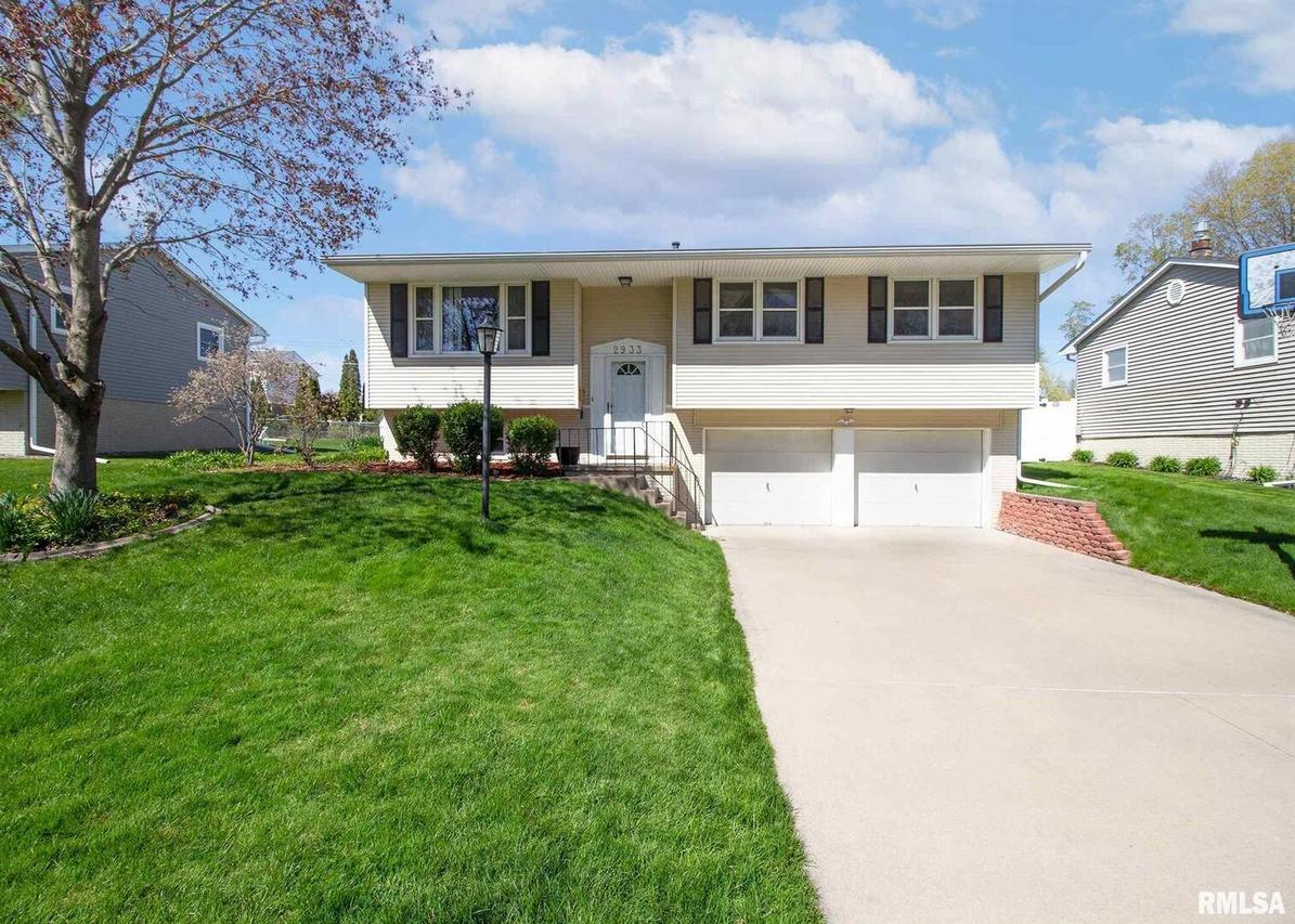 2933 9 1/2 St., East Moline, IL 61244