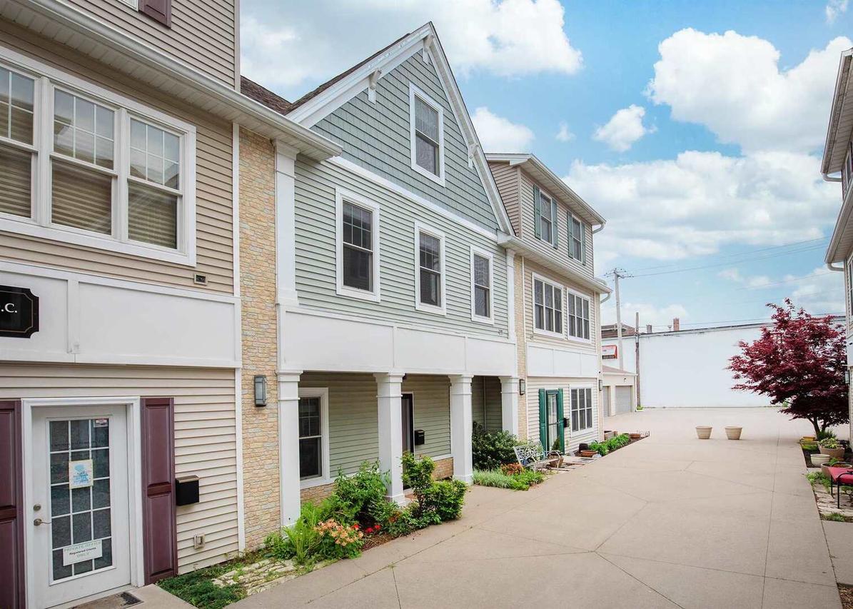 2052 3rd Ave., Rock Island, IL 61201