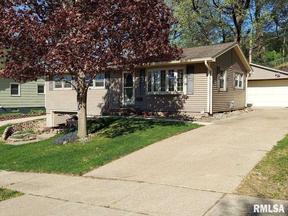 8207 7th St., Rock Island, IL 61201