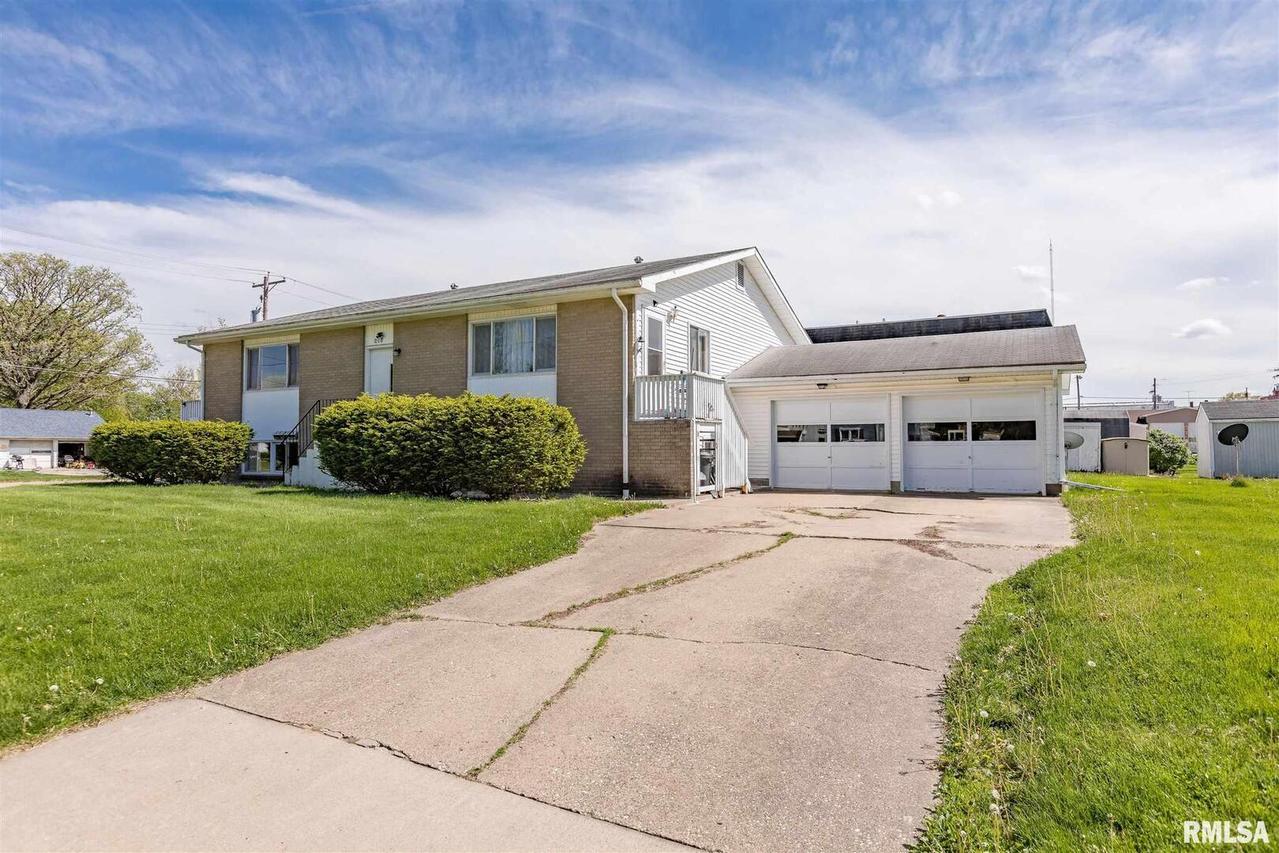 210 NE 3rd St., Aledo, IL 61231