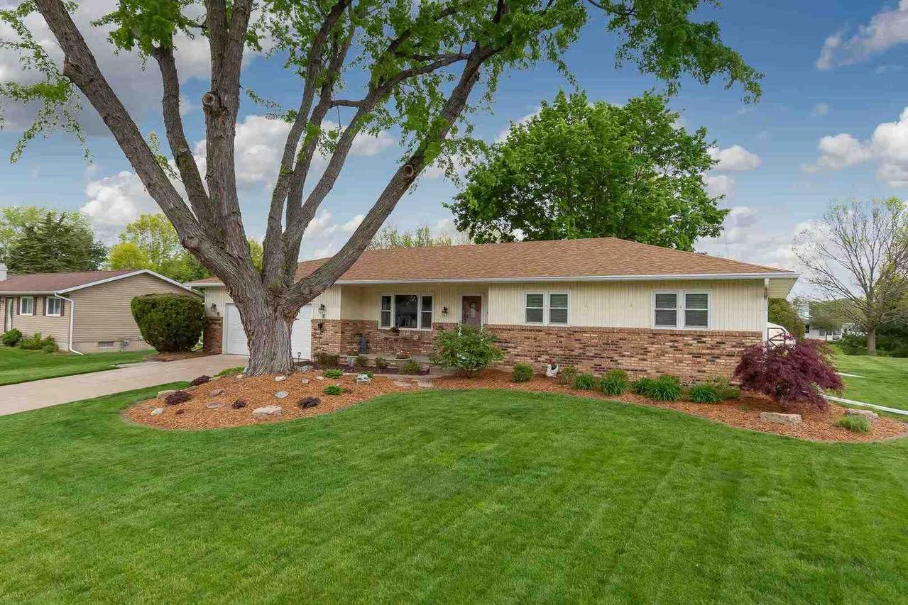 17211 Cedar Rd., East Moline, IL 61244