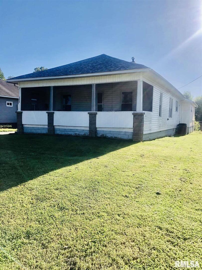 1514 Grand Ave., Johnston City, IL 62951