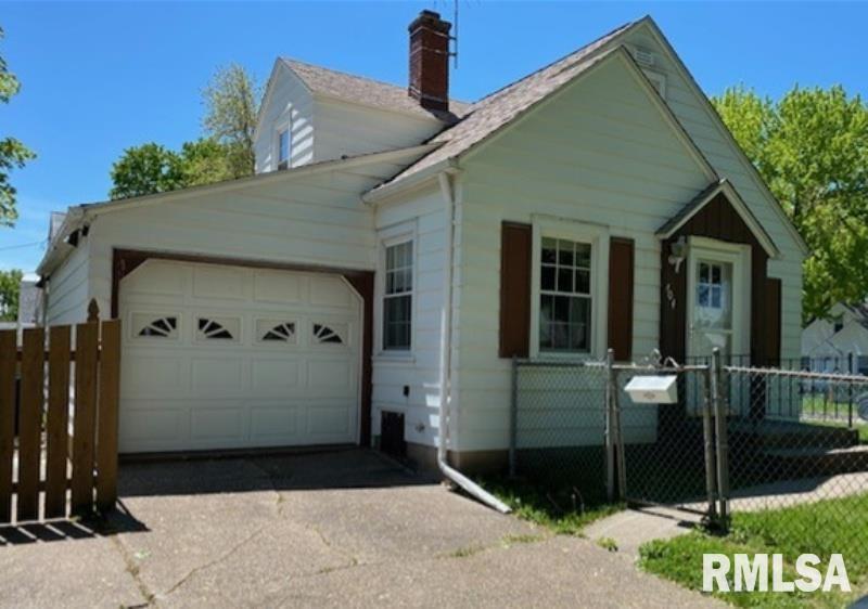 404 21st Ave., Moline, IL 61265