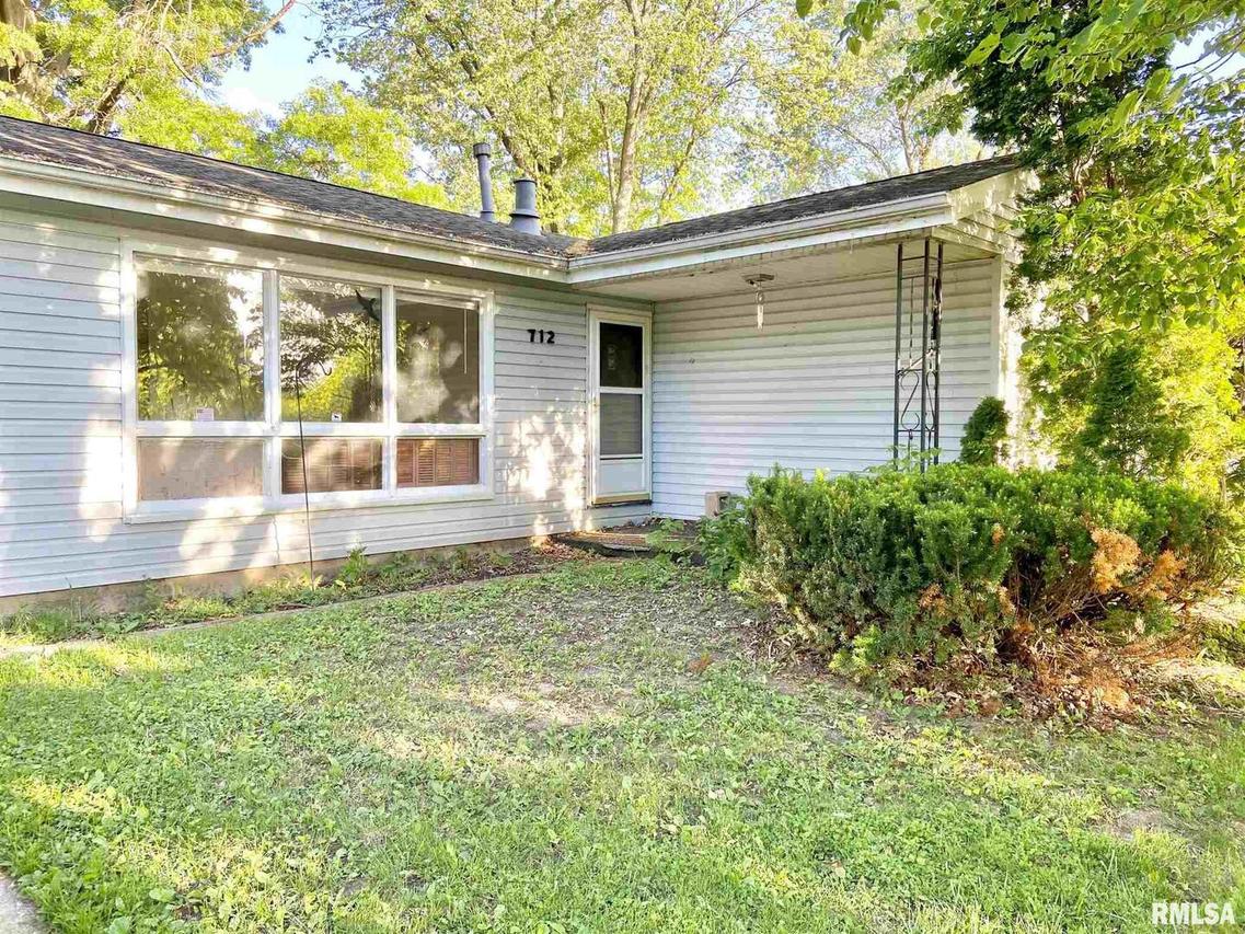 712 5th Ave., Dixon, IL 61021