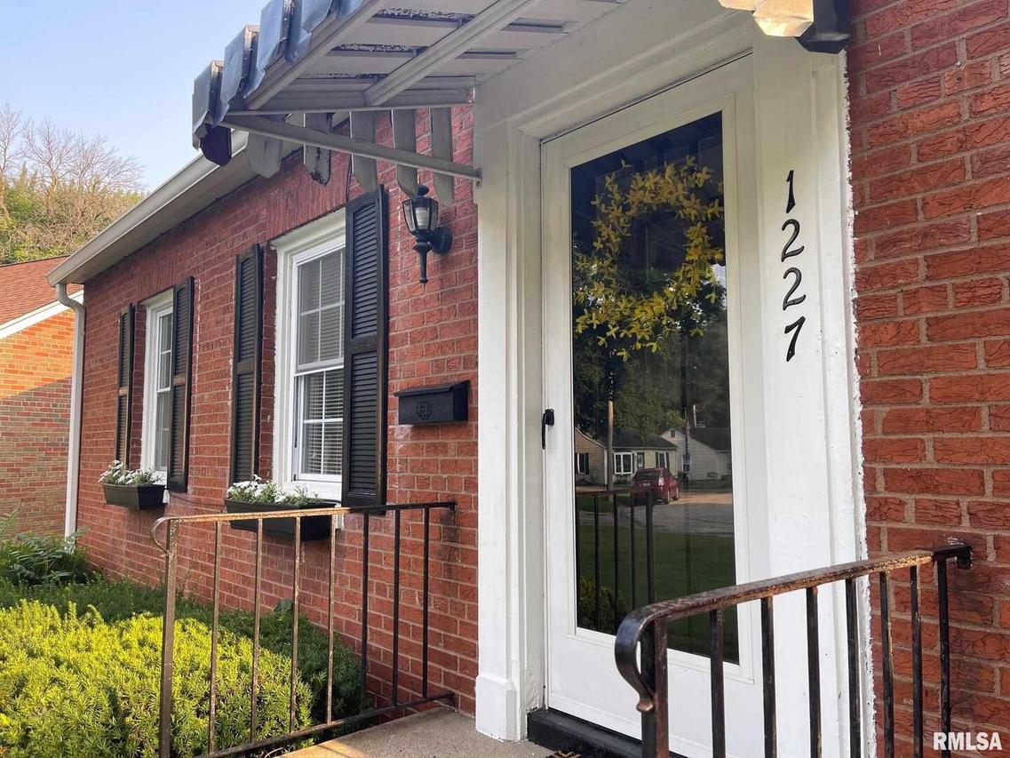 1227 29th Avenue Ct., Moline, IL 61265