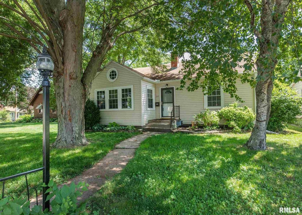 2111 16th St., Rock Island, IL 61201